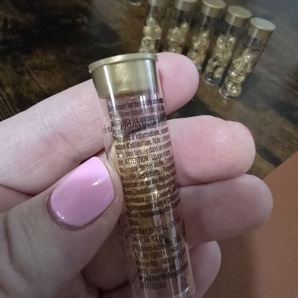 Elizabeth Arden Advanced Ceramide Capsules Daily Youth Restoring Eye Serum - Picture 5 of 6